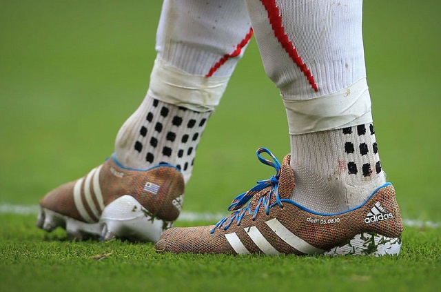 Chọn giày đá bóng sân cỏ nhân tạo ôm chân